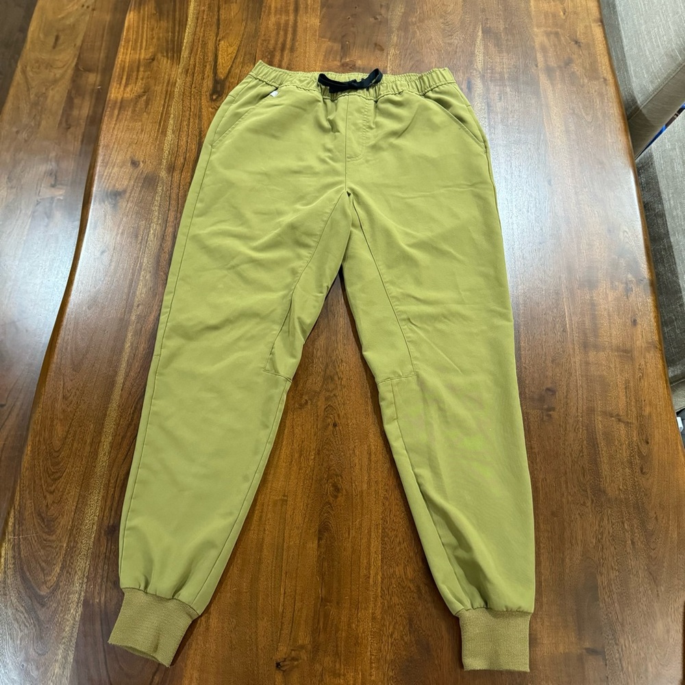 Figs Tansen Jogger Scrub Pants in Martini Olive Size Medium